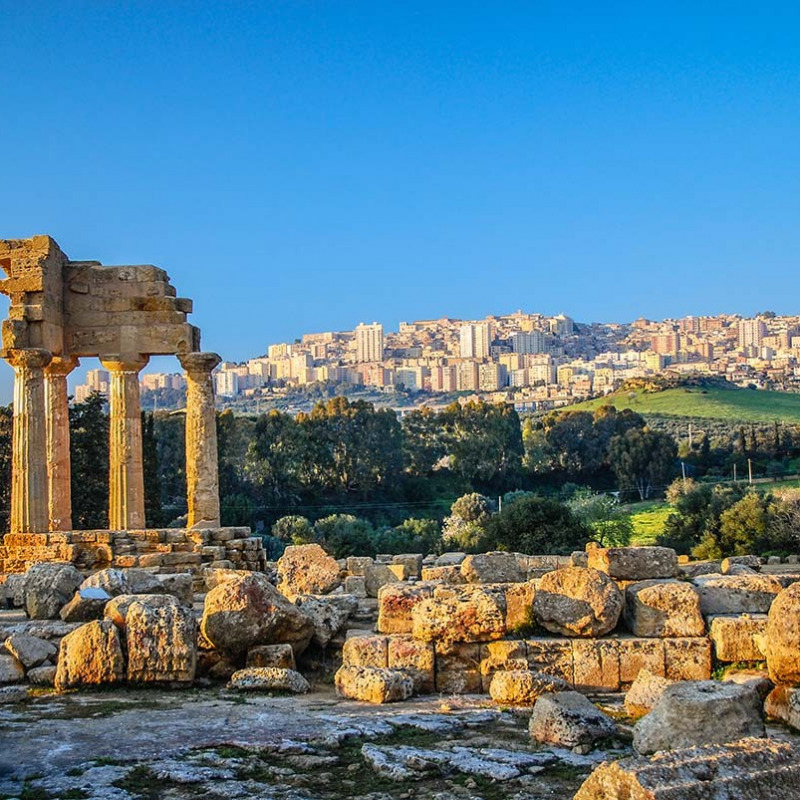 La Valle dei Templi, la città di Agrigento sullo sfondo