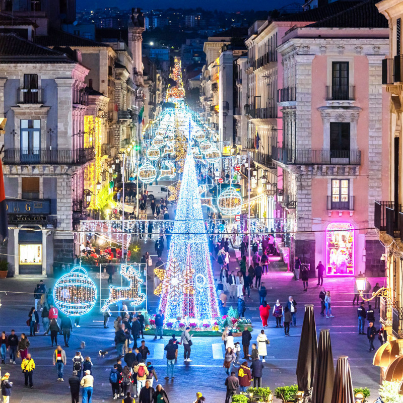 L'albero di Natale acceso a Catania