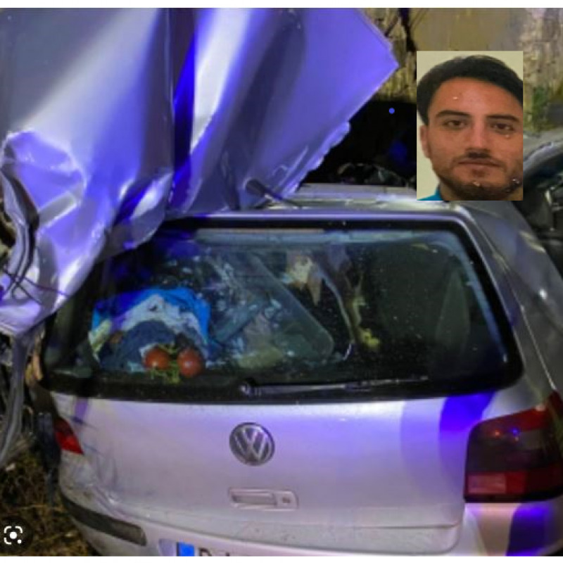 Uno scorcio dell'auto distrutta nell'impatto, nel riquadro Mirko Argentino