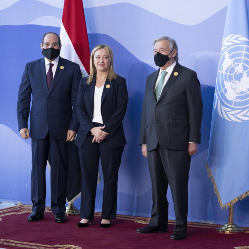 Giorgia Meloni con Abdel Fattah al Sisi (a sinistra) e Antonio Guterres