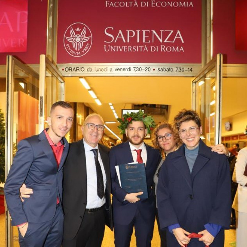 Alessandro Ruffo con il fratello Gabriele, papà Francesco, mamma Maria Pulvino e l’interprete Valentina Ponticelli