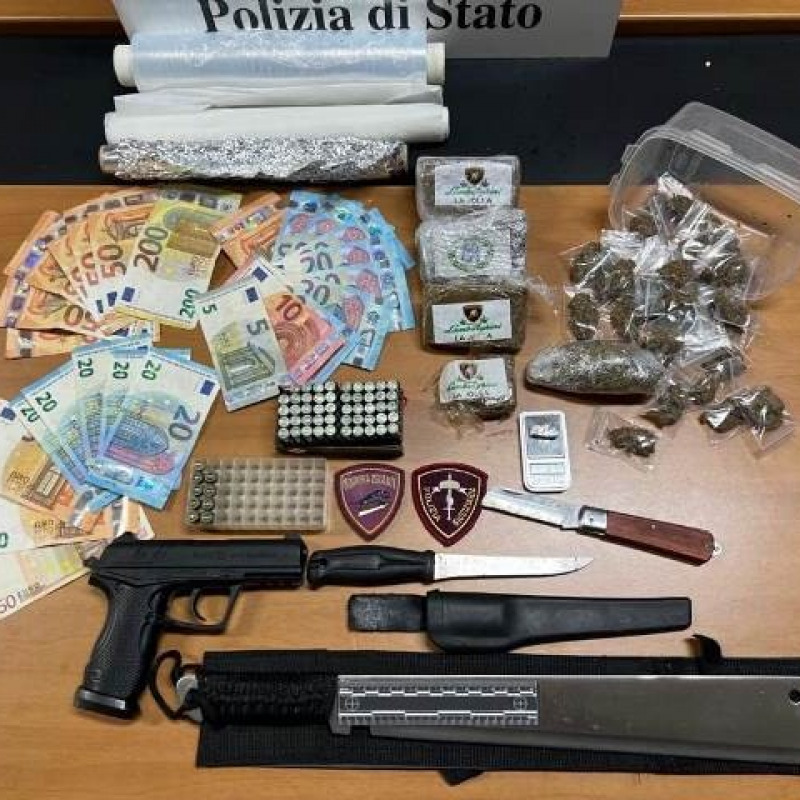 Armi, droga, soldi e altri materiali sequestrati