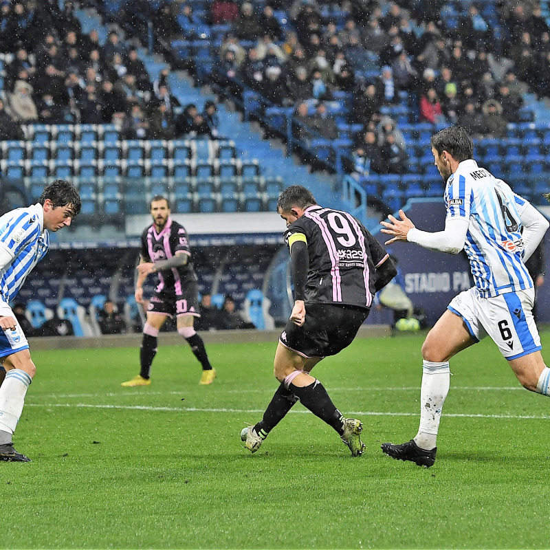 Il colpo da biliardo con il quale Matteo Brunori ha segnato il gol del pareggio a Ferrara (foto Puglia)