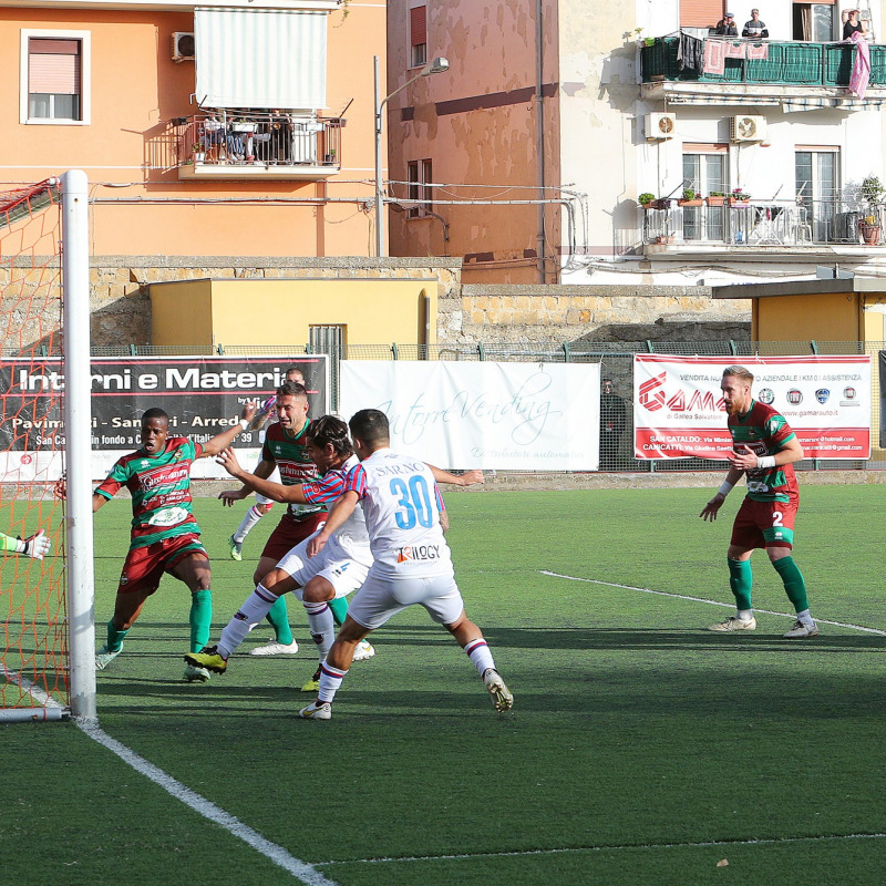 Il gol del Catania: la palla ha superato la linea (foto dalla pagina Facebook del Catania Ssd)