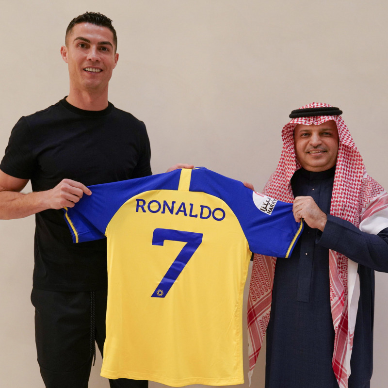 Cristiano Ronaldo firma con l'Al Nassr