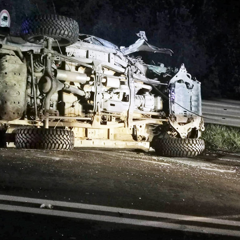 L'auto dopo l'incidente sulla statale 121, all'altezza dello svincolo di Paternò
