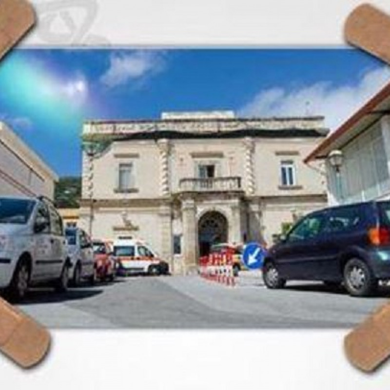 L'ospedale di Lipari "incerottato" (foto notiziarioeolie.it)