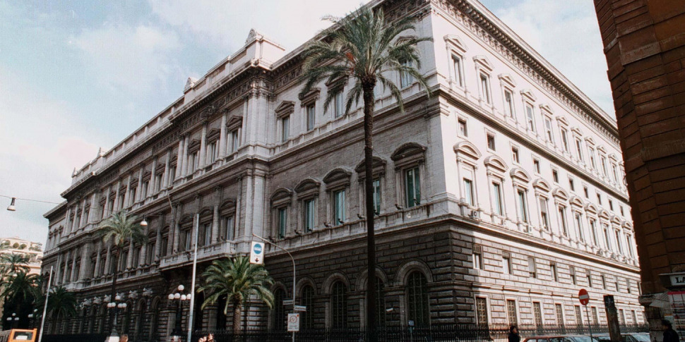 https://assets.gds.it/2022/12/ManovraBankitaliamantenere-fermo-obiettivo-calo-debito-_67433653-970x485.jpg