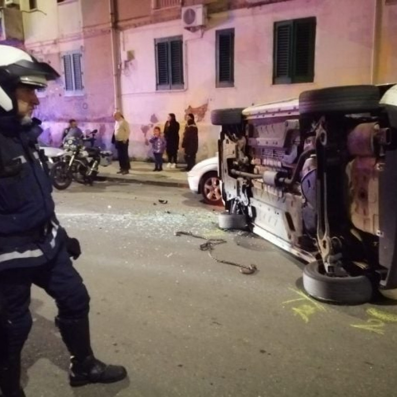 Messina, incidente nella notte a Camaro San Paolo: perde il controllo e finisce contro tre auto in sosta