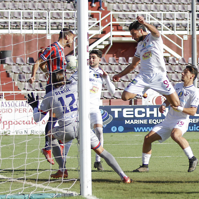 Il gol dell'1-0 segnato da Musso in Trapani-Vibonese (foto Savalli)