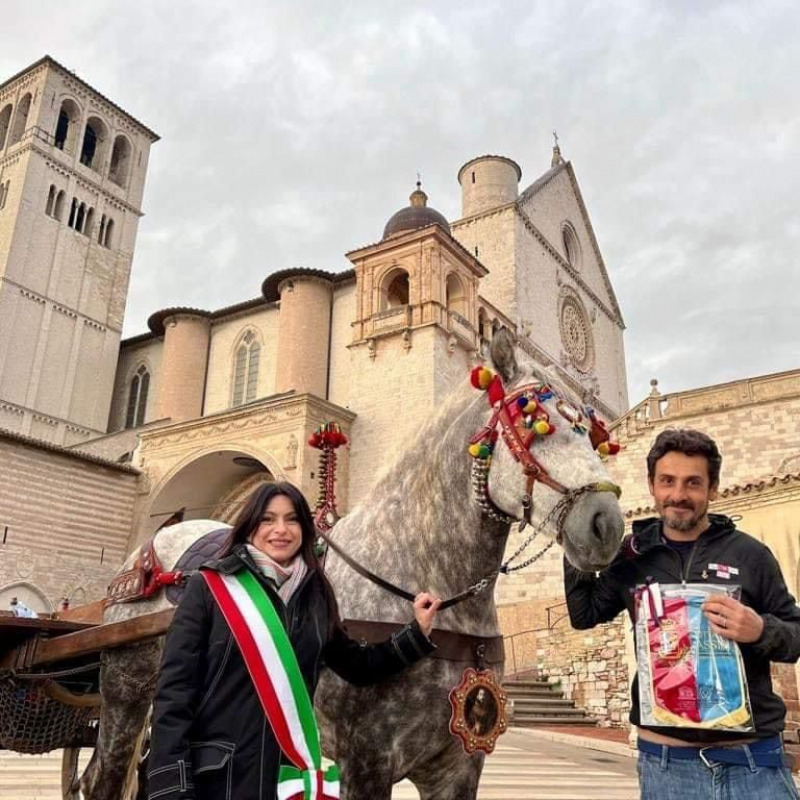 Nino Buttitta ad Assisi con il carretto siciliano