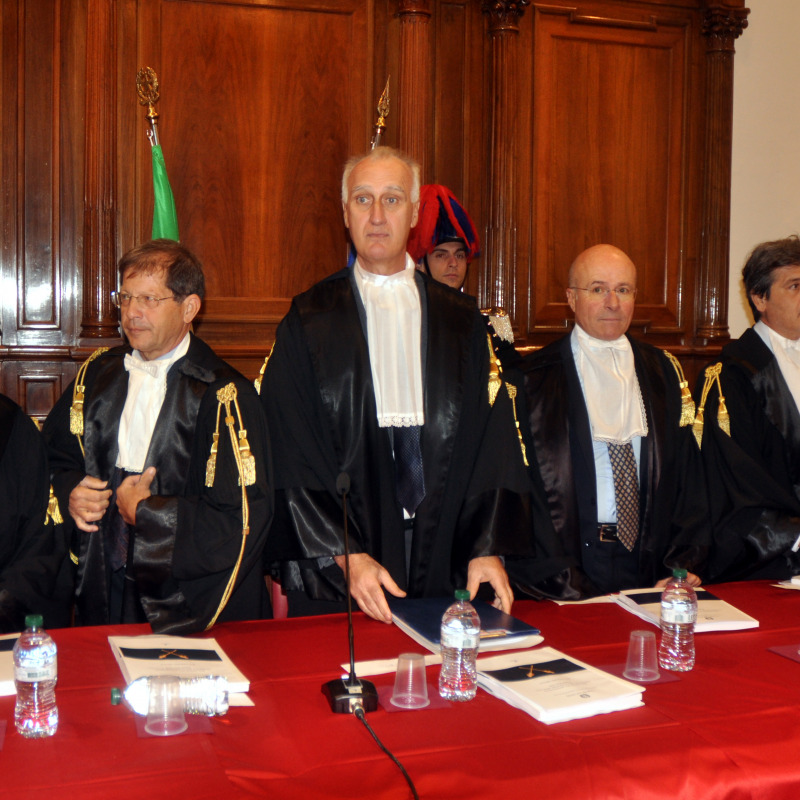 Al centro il giudice Salvatore Pilato legge il pronunciamento (foto Fucarini)