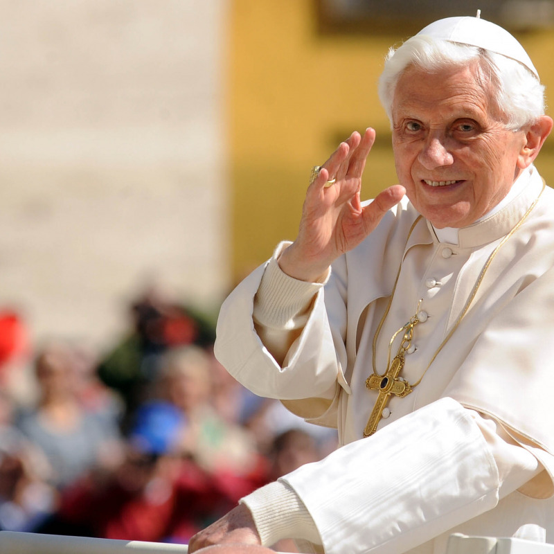 Fiumi di messaggi per la morte del Papa emerito, Mattarella: "Un lutto per l'Italia"