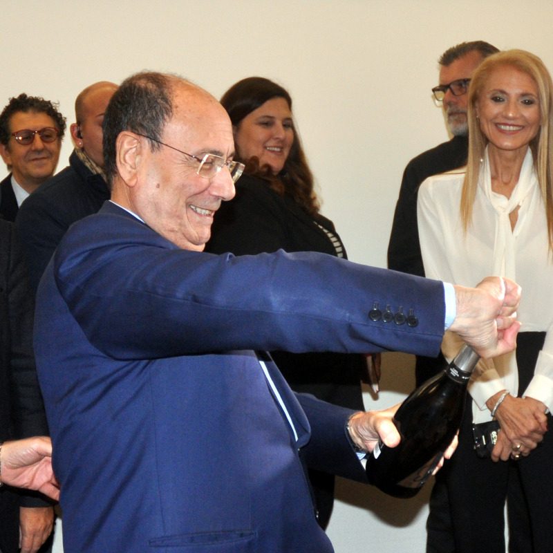 Il presidente della Regione Renato Schifani brinda dopo la conferenza stampa (foto Fucarini)