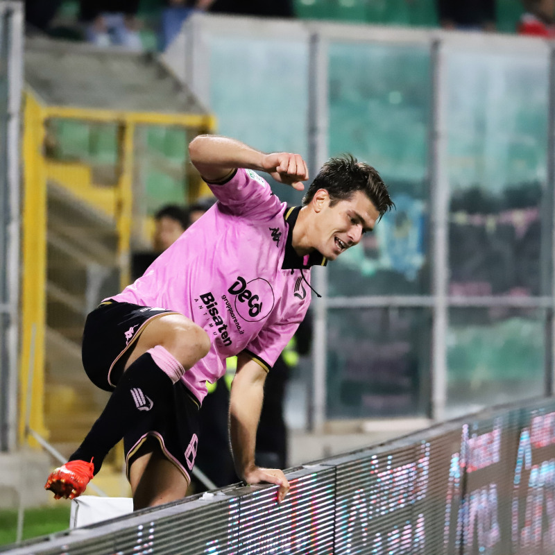 Jacopo Segre sotto la curva dopo il gol del 2-0 (foto Puglia)
