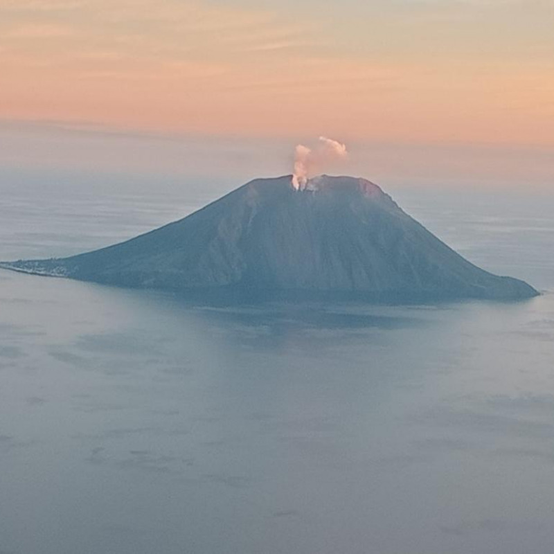 Il vulcano erutta (foto notiziarioeolie.it)