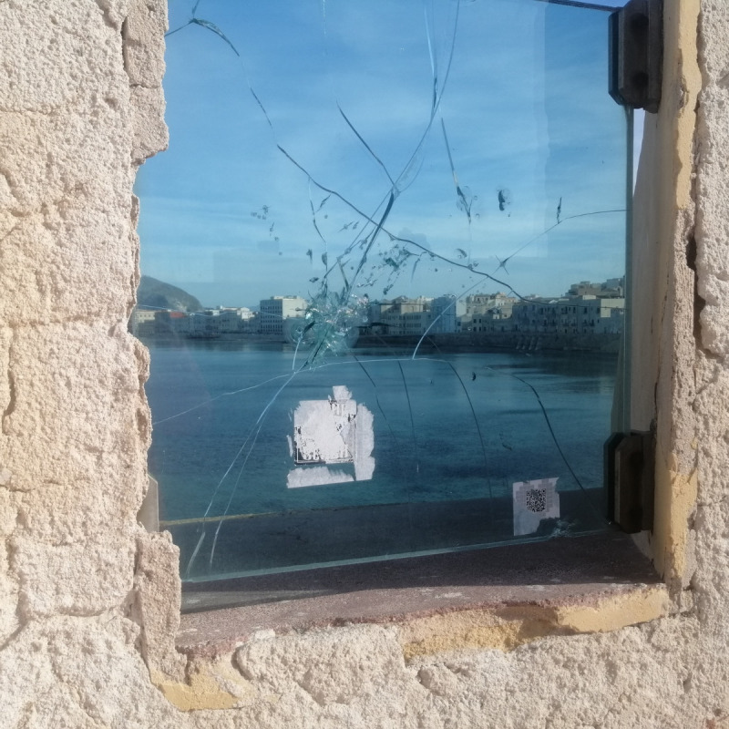 Nuovi vandalismi a Trapani, rotti i vetri del Bastione Conca: arriva la video sorveglianza