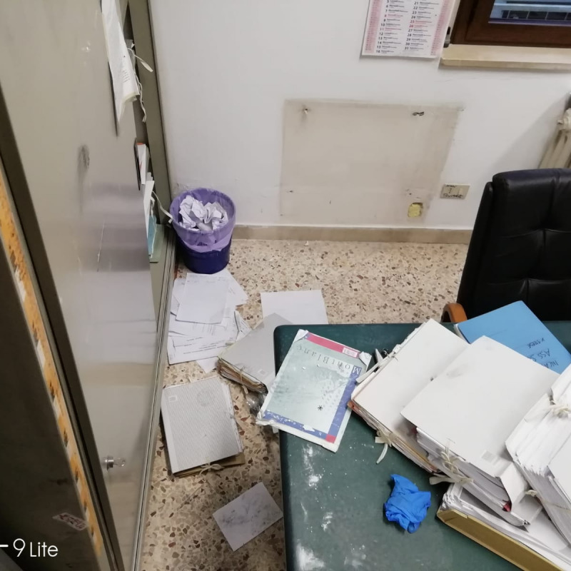 Il caos negli uffici dopo il raid notturno al Comune di Scillato