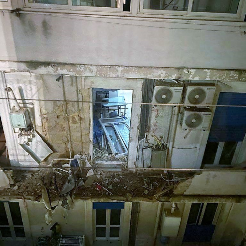 Il balcone sventrato dall'esplosione della caldaia