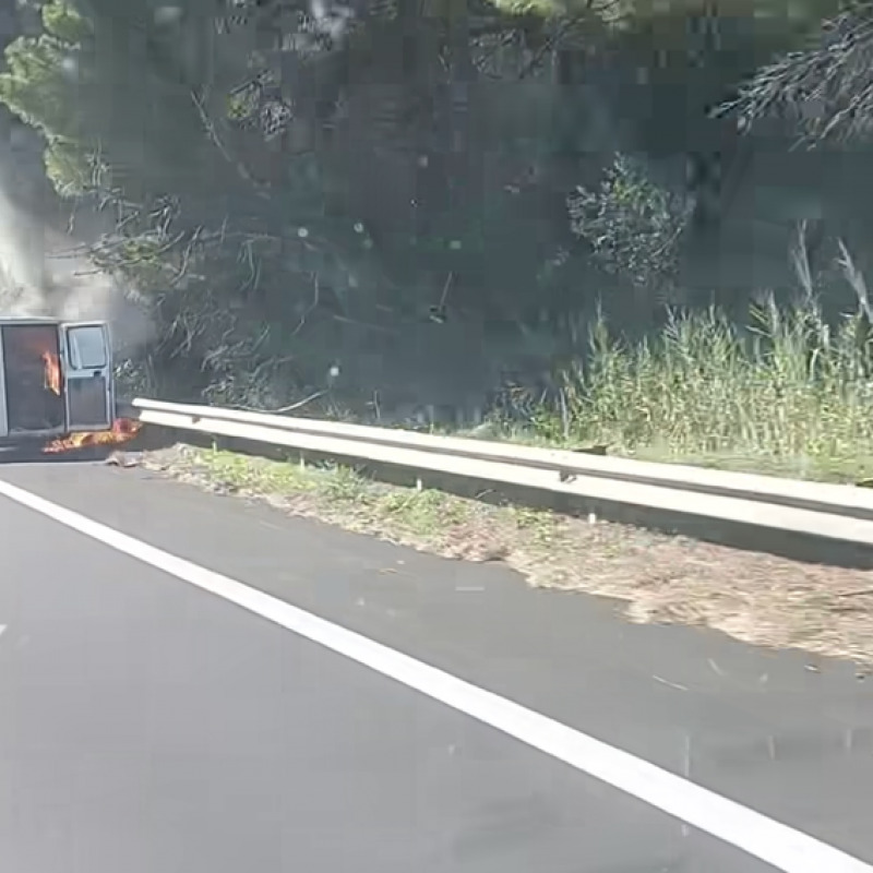 Il furgone in fiamme sulla Messina-Catania