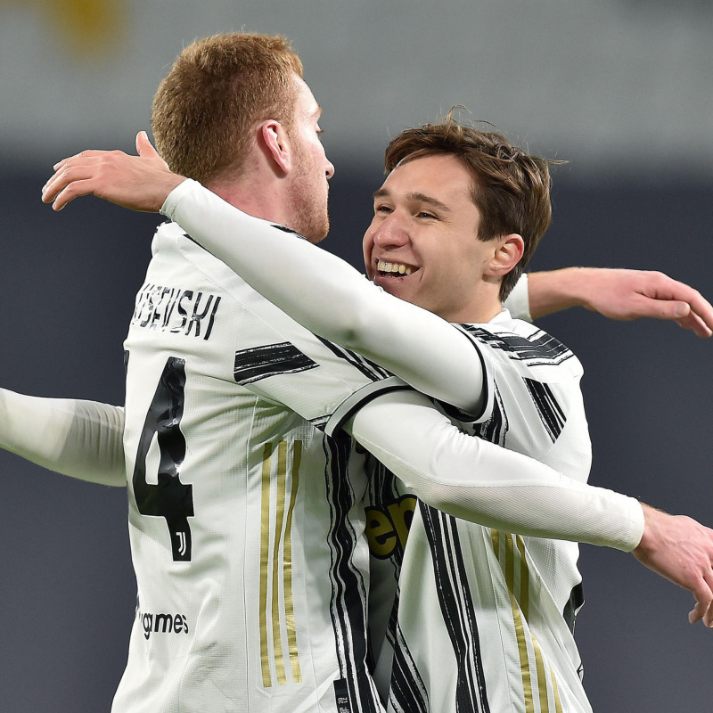 Dejan Kulusevski e Federico Chiesa esultano dopo un gol (Foto Ansa/Alessandro Di Marco)