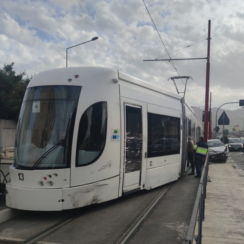 Scontro fra auto e tram in viale Regione siciliana