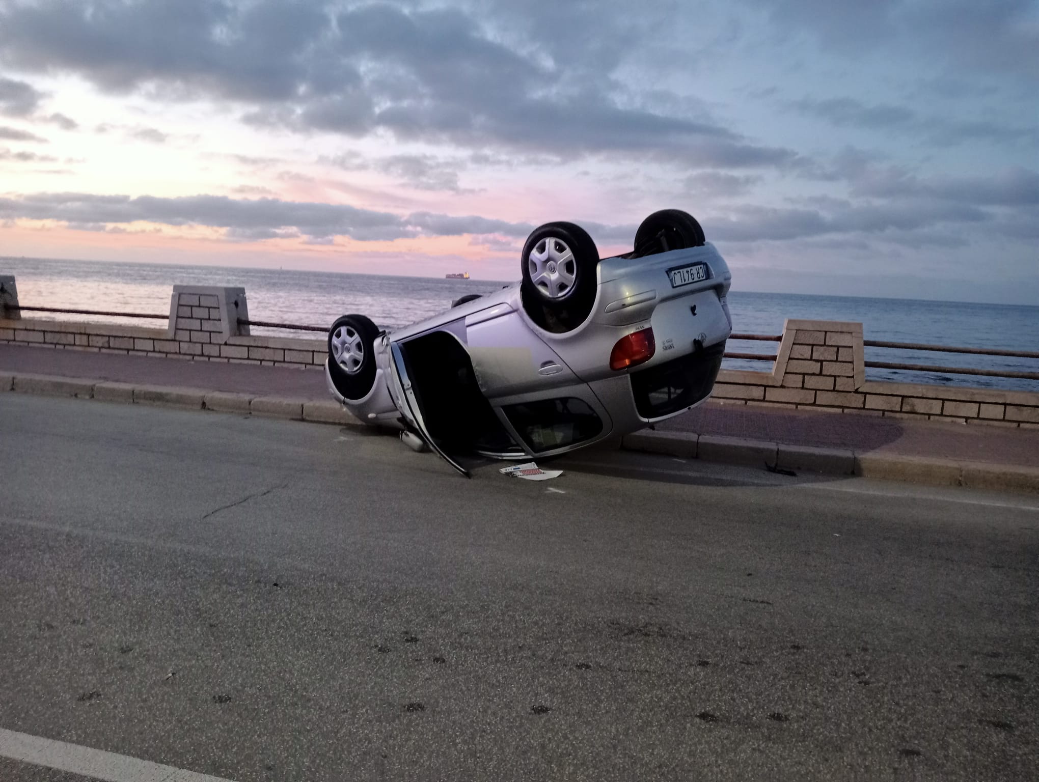 Trapani auto si ribalta sul lungomare tre persone finiscono in