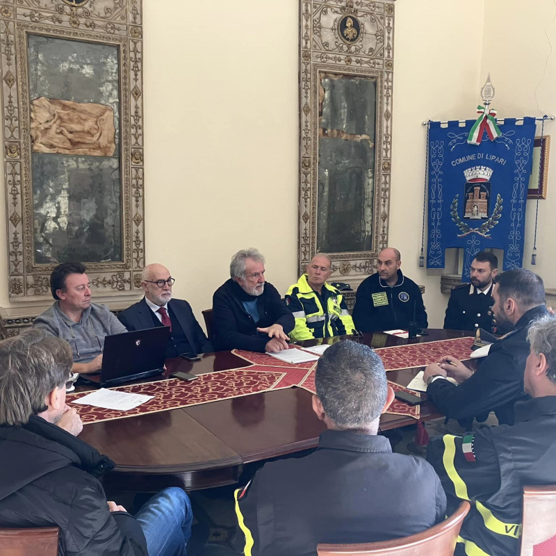 La riunione al Centro operativo comunale (foto Notiziarioeolie.it)