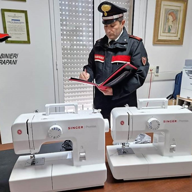 Le macchine da cucire ritrovate dai carabinieri