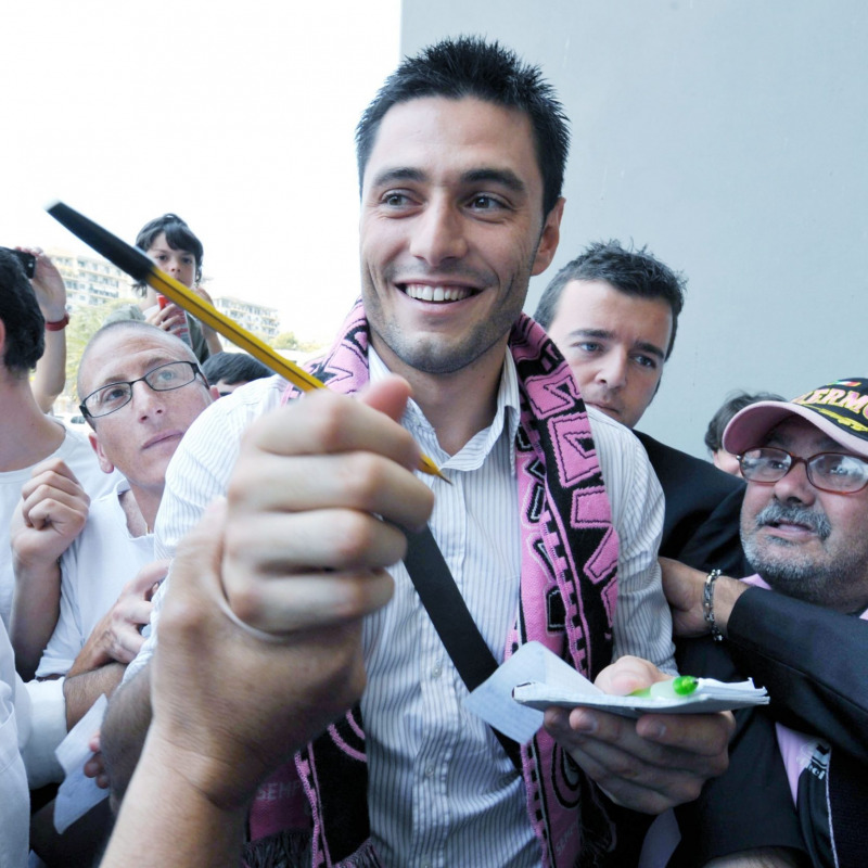 Marco Amelia firma autografi il giorno del suo arrivo al Palermo