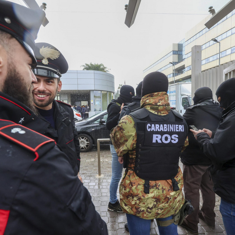 I carabinieri del Ros davanti alla clinica La Maddalena