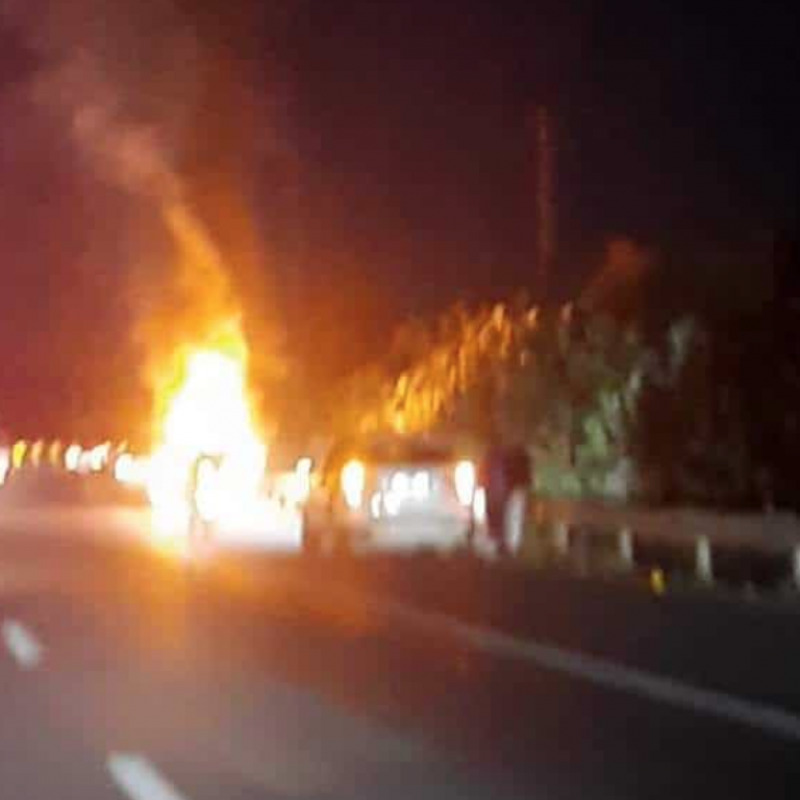 Tangenziale di Catania, auto avvolta dalle fiamme: traffico paralizzato in direzione Messina