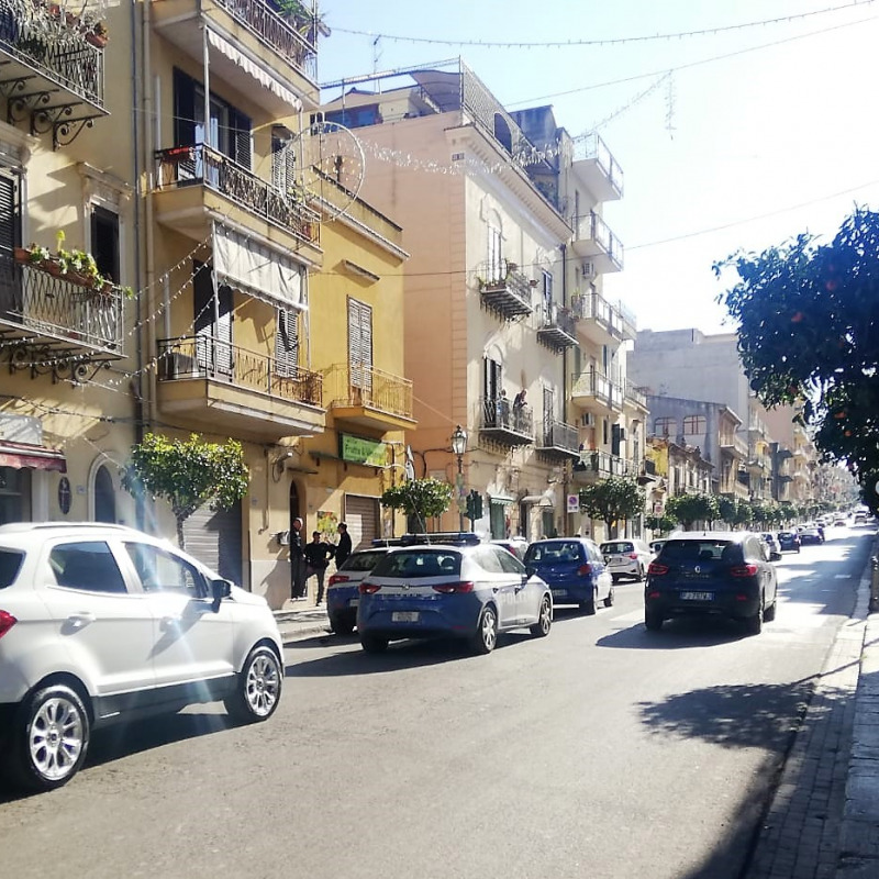 Corso Butera, a Bagheria: la polizia davanti all'abitazione della signora Teresa Spanò