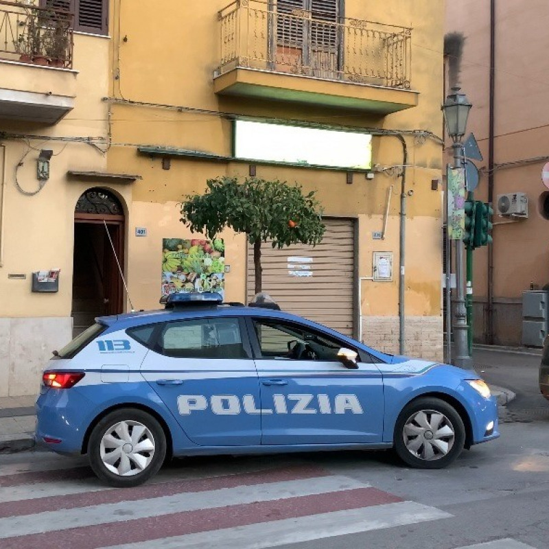 La polizia davanti alla palazzina in cui viveva Teresa Spanò