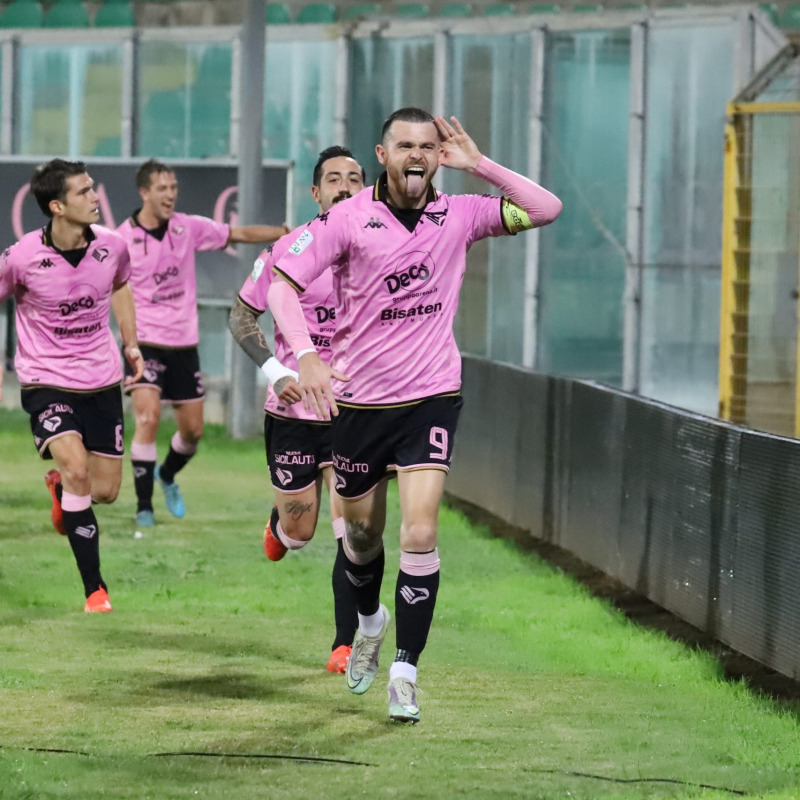 Brunori esulta dopo il gol segnato contro il Cagliari nella partita d'andata dello scorso campionato di Serie B