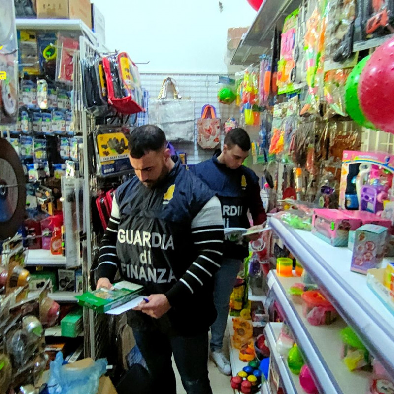 La guardia di finanza controlla i giocattoli nel negozio di Vizzini