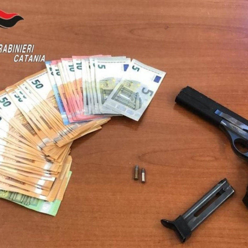 Pistola, proiettili e soldi sequestrati dai carabinieri