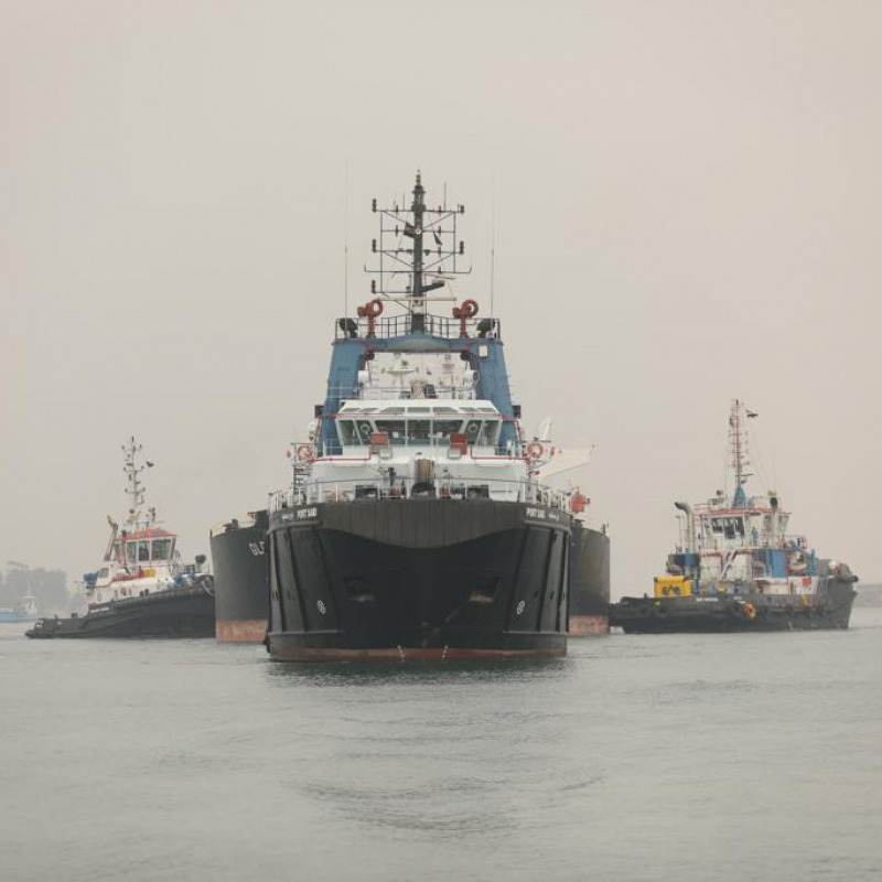 Un cargo in navigazione sul Canale di Suez