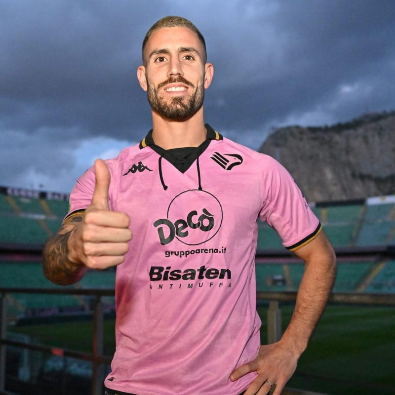 L'acquisto è ufficiale, Tutino indosserà la maglia rosanero: firmato il contratto