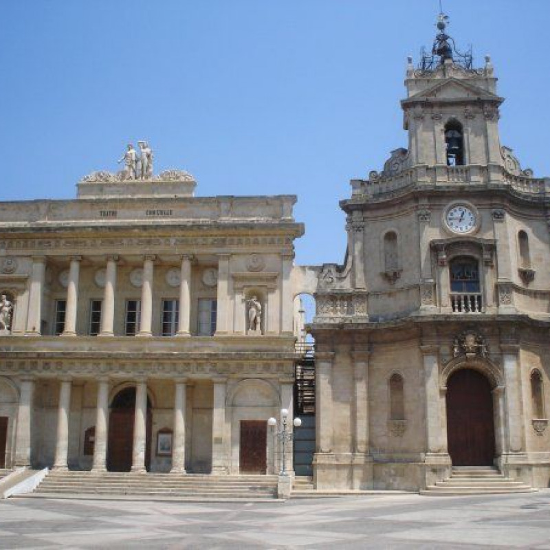 Il Teatro Vittoria Colonna e la chiesa di Santa Maria delle Grazie