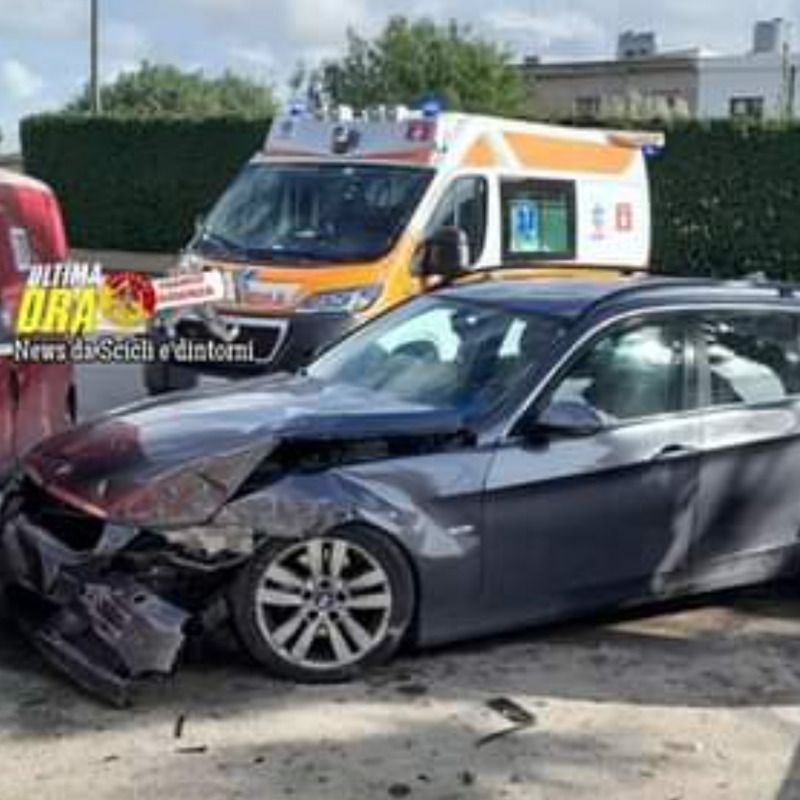 Incidente stradale a Vittoria, scontro tra tre auto: un ferito