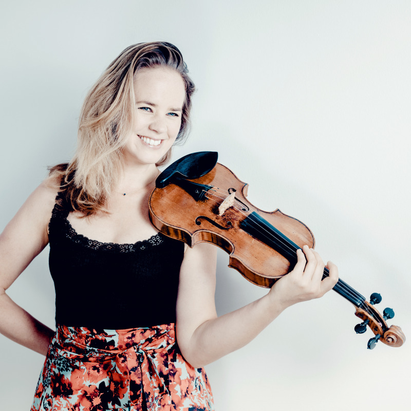 La violinista Lisa Jacobs, gnota per le sue esibizioni appassionate