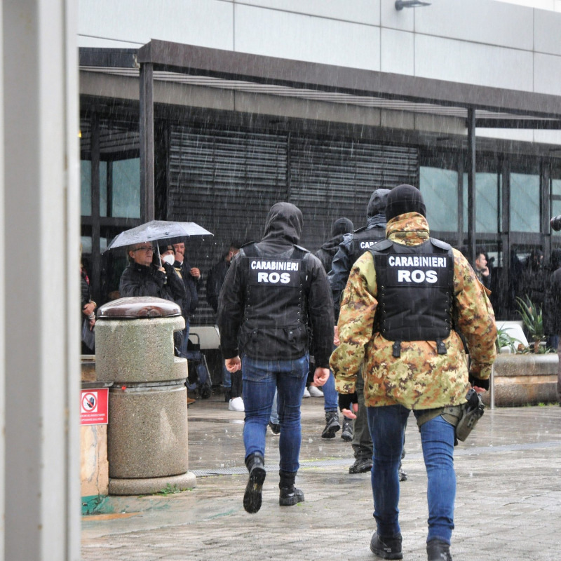 I carabinieri del Ros alla clinica La Maddalena il giorno dell'arresto di Messina Denaro (foto Fucarini)