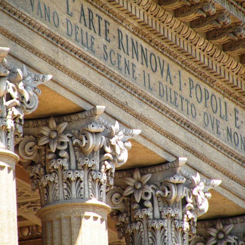 L'epigrafe sul frontone del Teatro Massimo