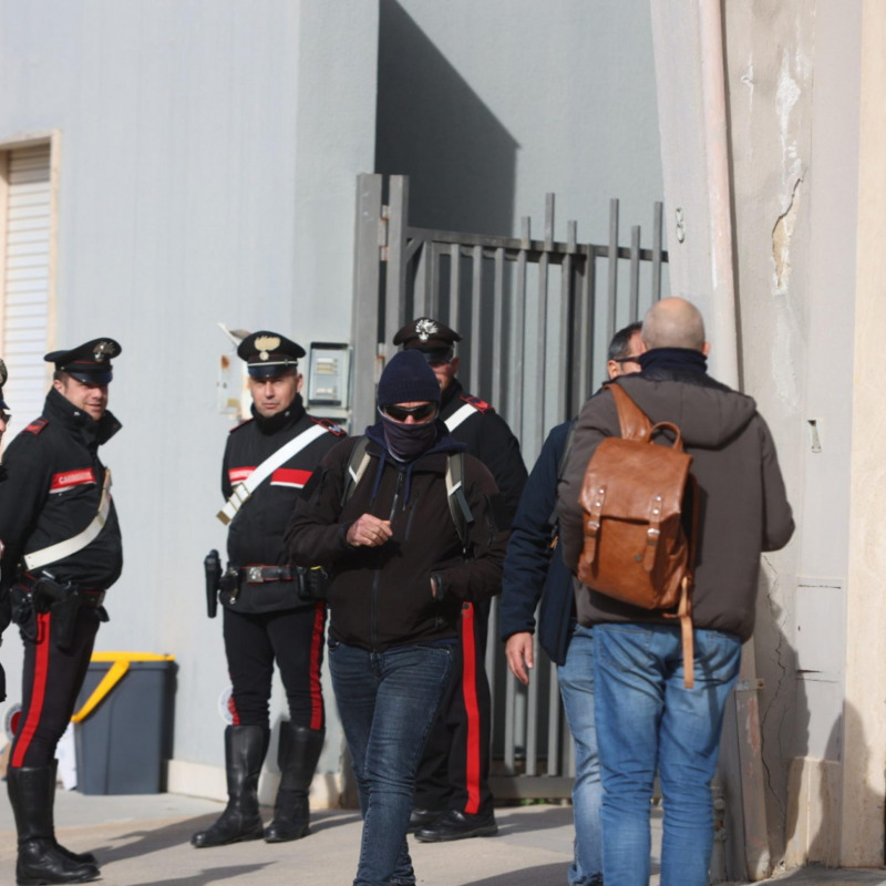 Carabinieri durante la perquisizione del covo del boss Messina Denaro a Campobello di Mazzara, 17 gennaio 2023. ANSA/IGOR PETYX