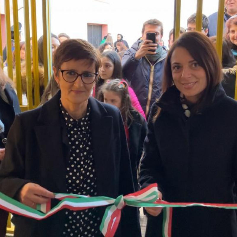Il taglio del nastro: da sinistra Antonietta Fazio e Maria Antonietta Sidoni