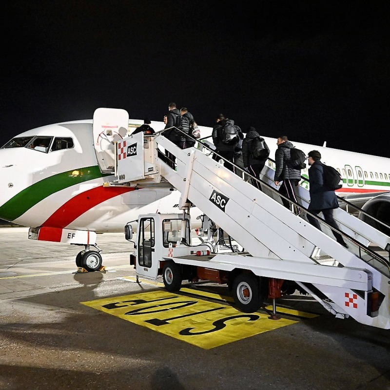I giocatori del Palermo salgono sul secondo aereo in piena notte