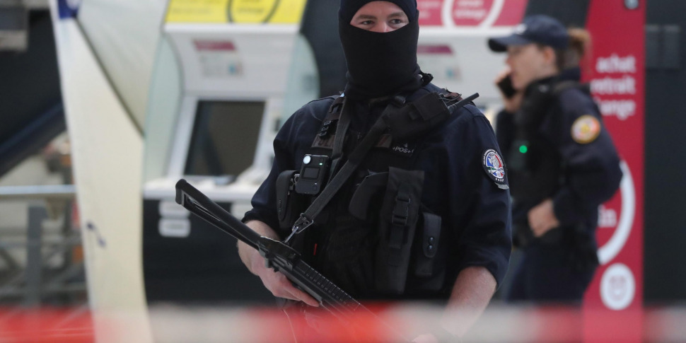 https://assets.gds.it/2023/01/Six-injured-in-knife-atttack-at-Gare-de-Nord-in-Paris_68017870-scaled-970x485.jpg