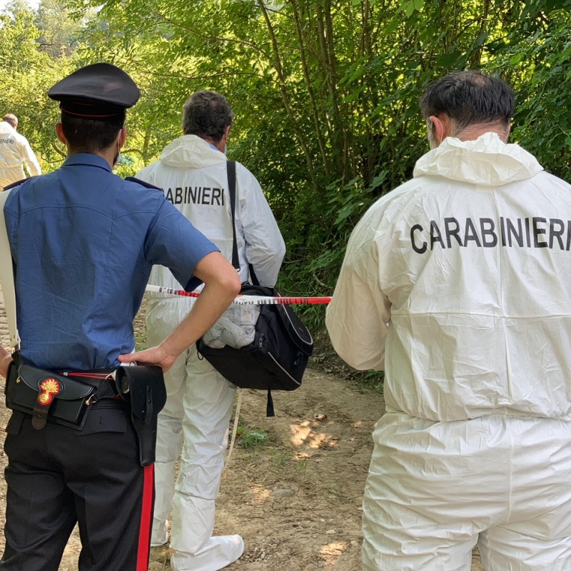 I rilievi dei carabinieri sul luogo dell'omicidio di Marouene Slimane