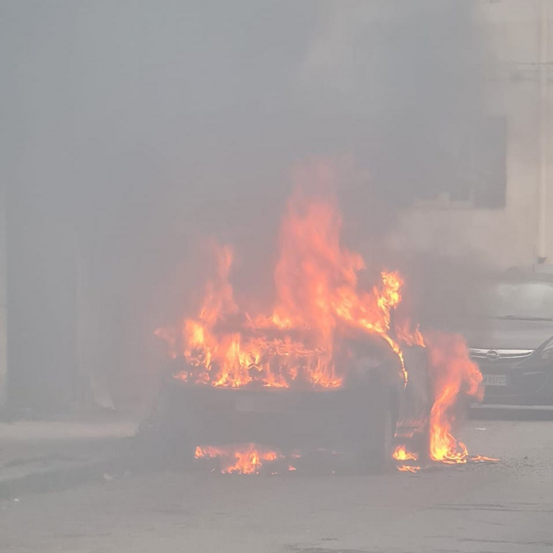 L'auto in fiamme in via Andrea Vesalio a Palermo